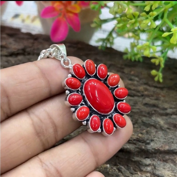 Beautiful Red Coral Gemstone pendant, with 18” chain. - Picture 2 of 4